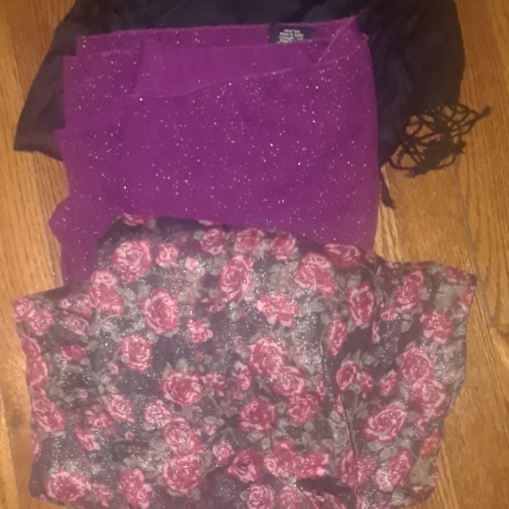 3 scarves like new
